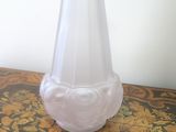 un vase blanc posé sur une table en bois