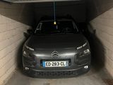 une voiture garée dans un parking couvert