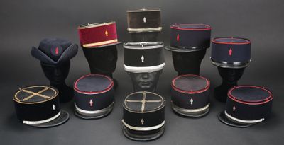 tout un tas de chapeaux empilés les uns sur les autres