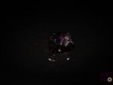 un anneau qui flotte dans l'eau la nuit