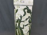 une image représentant un vase vert et blanc orné d'hippocampes