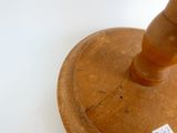 un gros plan d'un objet en bois sur lequel est collé un autocollant
