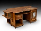 un bureau ancien en bois, muni de tiroirs et d'étagères, monté sur roulettes