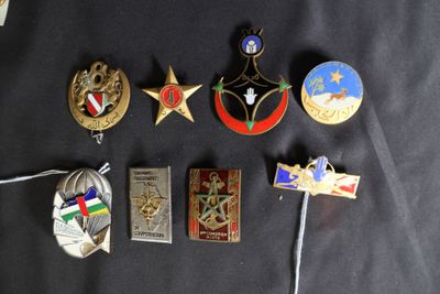 un grand nombre d'épingles posées sur une table