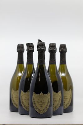 quatre bouteilles de champagne sont alignées sur une table
