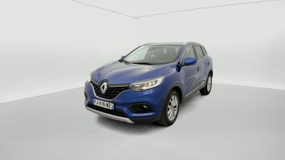 Une voiture bleue est garée dans une pièce blanche.