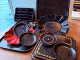 une table sur laquelle sont disposés divers plats et casseroles