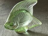 une figurine de poisson en verre posée par terre