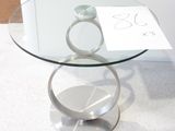 une table en verre sur laquelle se trouve un anneau