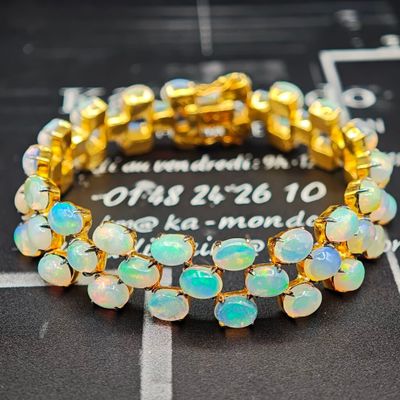 un bracelet orné de pierres d'oplite blanches et jaunes