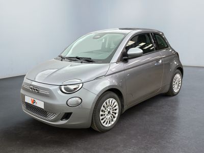 une photo d'une petite voiture dans un showroom