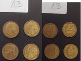 quatre types différents de pièces d'or sont représentés sur un fond noir