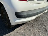 une voiture blanche garée sur le bord de la route
