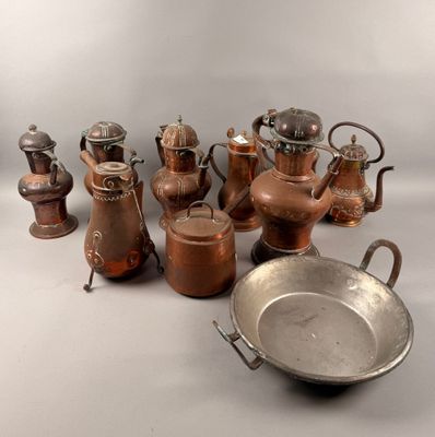 Grand bassin en cuivre, huit verseuses et pot.