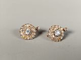 une paire de boucles d'oreilles en or serties de diamants blancs
