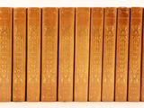 une pile de six livres posés les uns sur les autres sur une surface blanche