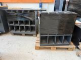 de nombreuses piles de cartons sur des palettes dans un entrepôt