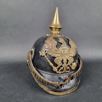 un vieux casque orné d'un aigle royal sur fond gris