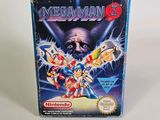 La boîte du jeu Mega Man 3 est posée sur une surface blanche.