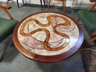 une table en marbre sur laquelle est posé un serpent, au milieu d'une pièce