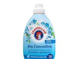 un gros plan d'une bouteille de lessive liquide sur fond blanc