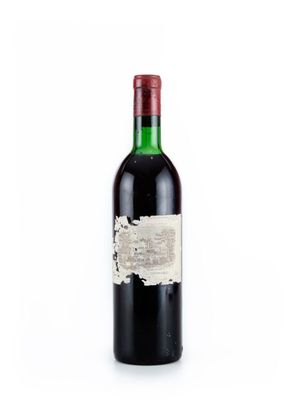 une bouteille de vin posée sur une table