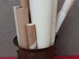 de nombreux rouleaux de papier dans un seau posé sur une table rouge
