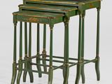 une paire de tables gigognes vertes avec des bordures et des pieds dorés