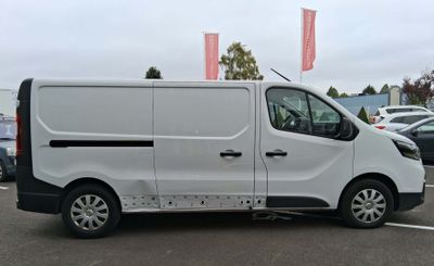 une camionnette blanche garée dans un parking