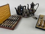 plusieurs types d'argenterie dans un coffret