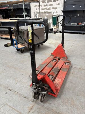 une image d'un chariot élévateur dans un entrepôt