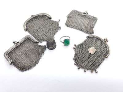 trois bourses en argent et une bague posées sur un fond blanc