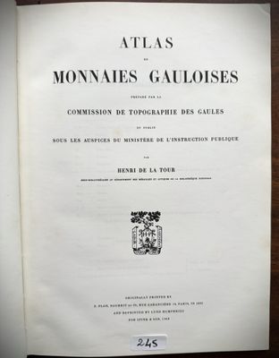 un livre ouvert posé sur une table en bois, avec une image en noir et blanc représentant le titre