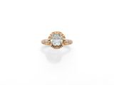 une bague ornée d'un diamant ovale de couleur aigue-marine et taillé en rose