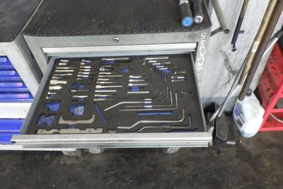 un bac à outils contenant des outils, dans un garage