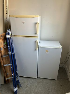 un réfrigérateur blanc et un réfrigérateur congélateur blanc dans une pièce