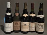 six bouteilles de vin sont alignées sur une table