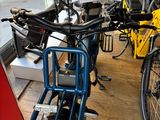un vélo garé devant une fenêtre