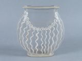 un vase en verre orné d'un motif en spirale