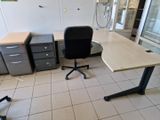 un bureau avec une chaise et un ordinateur dans une pièce