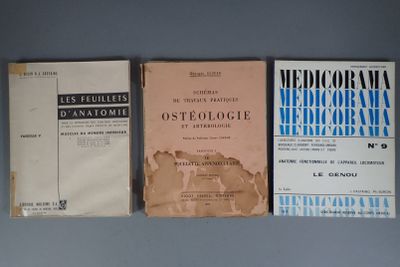Plusieurs livres sont alignés sur une étagère dans une pièce