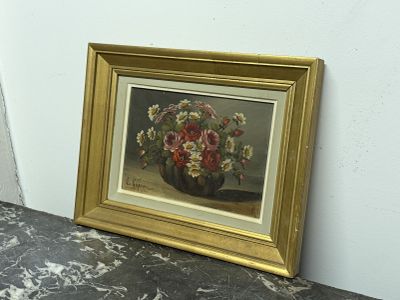 une photo d'une photo d'un vase de fleurs sur une table