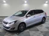la voiture argentée est garée sur un carrelage à carreaux