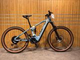 un vélo garé devant un mur en bois