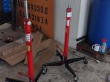 deux chandelles rouges et noires dans un garage