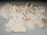 beaucoup de sacs en tissu blanc munis de lacets