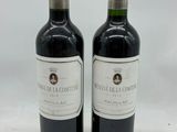 deux bouteilles de vin rouge posées l'une à côté de l'autre sur une surface blanche