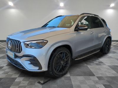un SUV Mercedes argenté garé dans un showroom