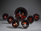 un grand nombre d'assiettes posées sur une table