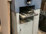 une machine posée au milieu d'un tas de bois